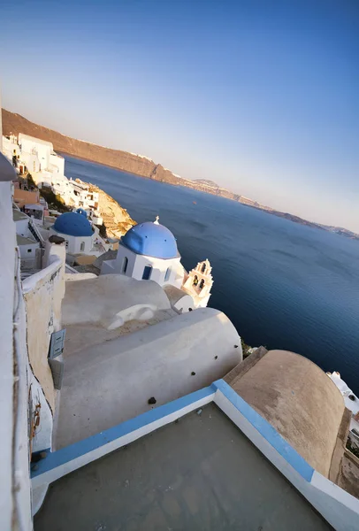 Paisaje del atardecer y paisaje urbano de Oia en la isla de Santorini, Grecia —  Fotos de Stock