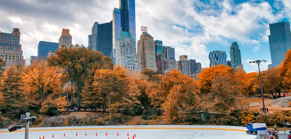 New York City-25 oktober, 2015: Ice Rink i Central Park med — Stockfoto