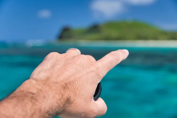 Το δάχτυλο του ανθρώπου δείχνει το όμορφο νησί. Ανακάλυψη, ταξίδια και h — Φωτογραφία Αρχείου