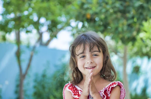 Glückliches Gesicht eines jungen Mädchens im Freien — Stockfoto