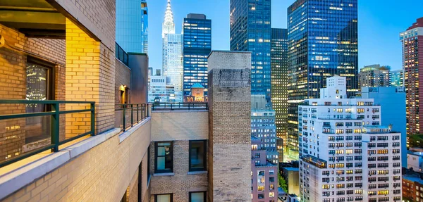 Gratte-ciel hauts de Midtown Manhattan, vue aérienne de nuit — Photo