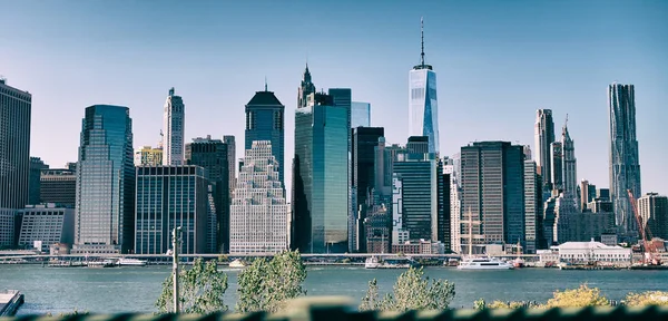 Aşağı Manhattan binaları, Brooklyn hareketli bir araba görünümü — Stok fotoğraf