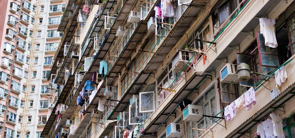 Гонконг, Китай. Низький кут зору переповнених житлових веж я — стокове фото