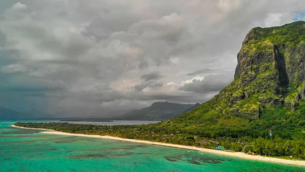 Le Morne Brabant in Mauritius. Aerial panoramic view of beautifu — Stock Photo, Image