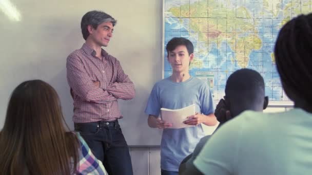 Filmato Insegnante Piedi Vicino Agli Studenti Classe Liceo — Video Stock