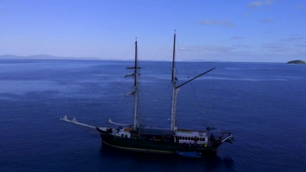 Images Aériennes Grand Voilier Flottant Eau Bleue — Video