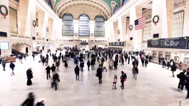 ニューヨーク市 2018年11月30日 地元の人々と観光客がメインのグランドセントラルターミナルの映像で歩く — ストック動画