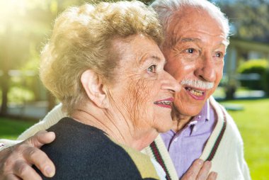 Bir çift son sınıf öğrencisi bahçede dinleniyor..