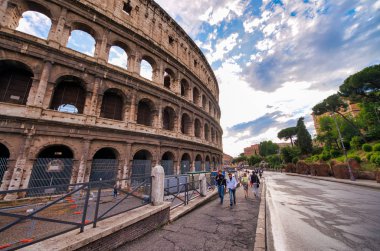 Roma, İtalya - Haziran 2014: Turistler Kolezyum'u ziyaret ediyor. Şehir attr