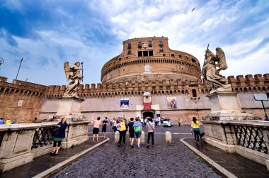 Roma, İtalya - Haziran 2014: Turistler Saint Angel Kalesi'ni ziyaret ediyor. Bu, 