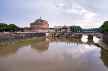 Roma, İtalya - Haziran 2014: Turistler Saint Angel Kalesi'ni ziyaret ediyor. Bu, 