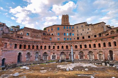 Roma, İtalya - Haziran 2014: Turistler İmparatorluk Forumlarını ziyaret ediyor. Cit