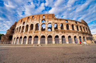 Roma, İtalya - Haziran 2014: Turistler Kolezyum'u ziyaret ediyor. Şehir attr