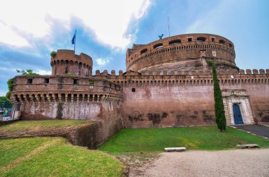 Roma, İtalya - Haziran 2014: Turistler Saint Angel Kalesi'ni ziyaret ediyor. Bu, 