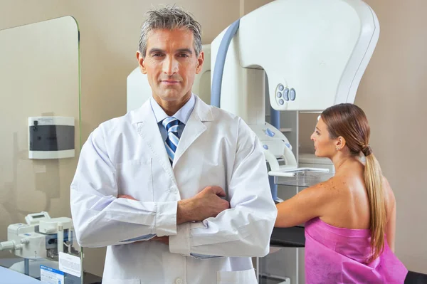 在医生监督下接受乳房X光检查的妇女 — 图库照片