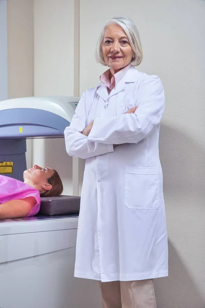 Giovane donna sottoposta a test medico sotto esperto medico femminile s — Foto Stock