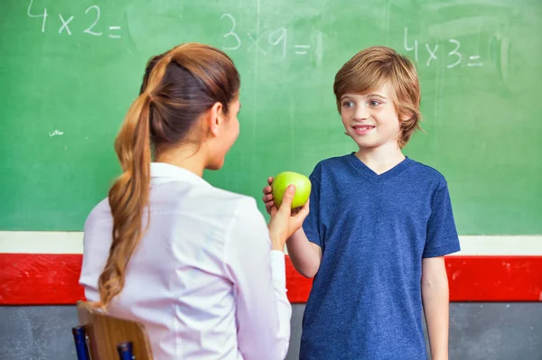 Lehrerin Zeigt Ihrem Schüler Apfel — Stockfoto