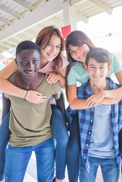 Camarades Classe Piggyback Détente Dans Couloir École — Photo