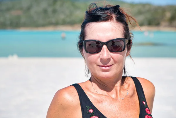 Szczęśliwa piękna kobieta w okularach przeciwsłonecznych relaksująca się na tropikalnej bei — Zdjęcie stockowe