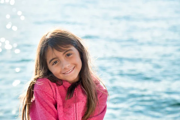 Ευτυχισμένο νεαρό κορίτσι στην παραλία. Ωκεανός στο παρασκήνιο — Φωτογραφία Αρχείου