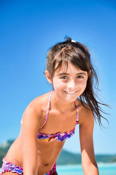 Ευτυχισμένο όμορφο κορίτσι χαλαρωτικό σε μια τροπική παραλία — Φωτογραφία Αρχείου