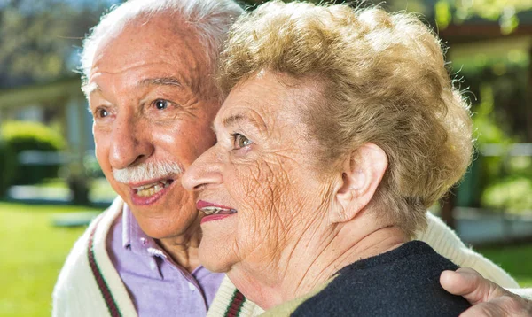 Een Paar Senioren Ontspannen Tuin — Stockfoto