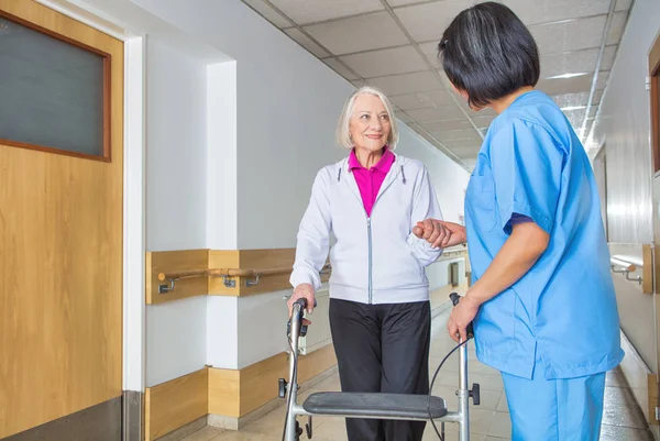 Cuidador Que Assiste Idosa Aposentada Hospital — Fotografia de Stock