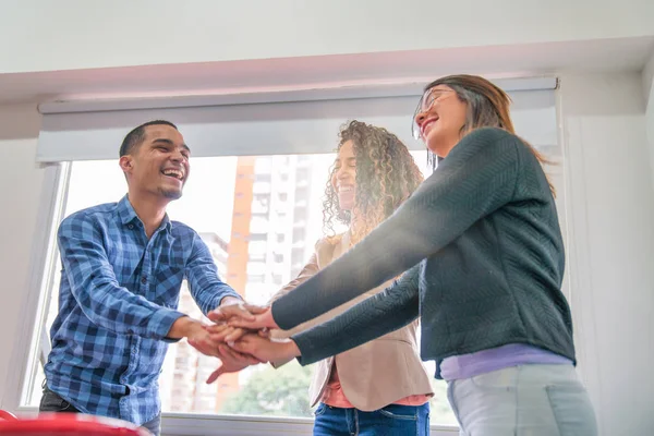 Travail d'équipe au bureau. Trois personnes heureuses du succès — Photo