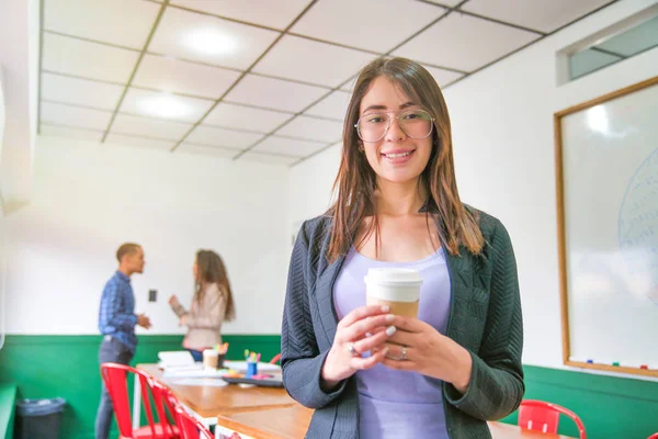 Jeune femme au bureau pause tenant tasse de café — Photo