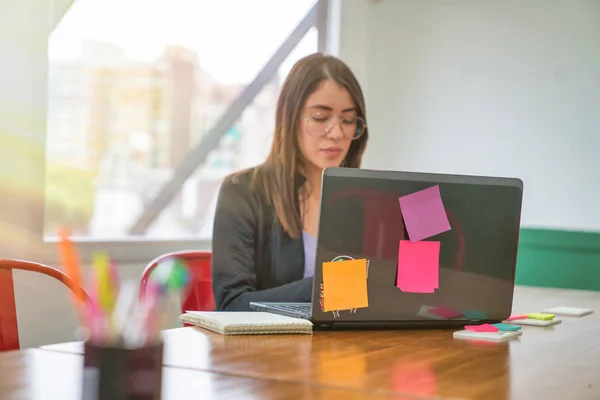 Young woman using laptop in the office — Stock Photo, Image