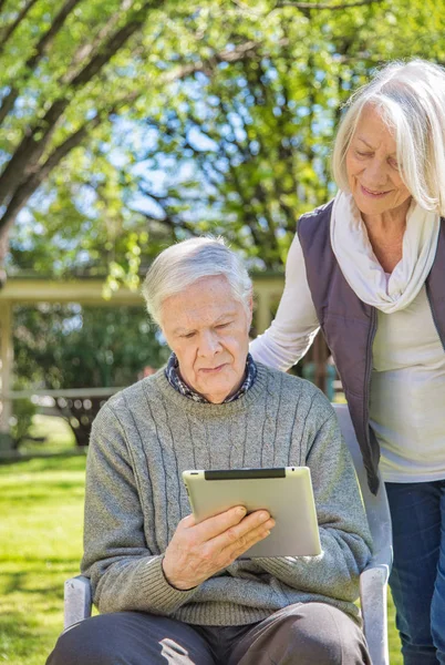 Couple Senior Retired People Garden Using Tablet — Stock Photo, Image