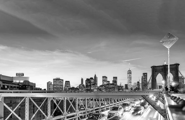 Carros veloces en Brooklyn Bridge, Nueva York. Vida urbana y — Foto de Stock