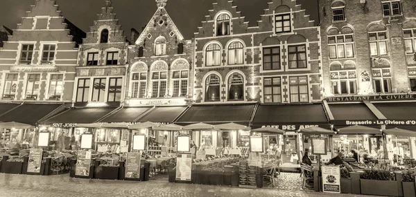 Bruggy, Belgie - 22. března 2015: Noční pohled Grote Markt čtve — Stock fotografie