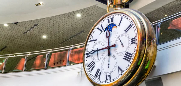 MELBOURNE - OTTOBRE 2015: Orologio dentro Melbourne Central shoppi — Foto Stock