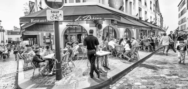 PARÍS - 20 DE JUNIO DE 2014: Los turistas exploran las calles de Montmartre en ni — Foto de Stock