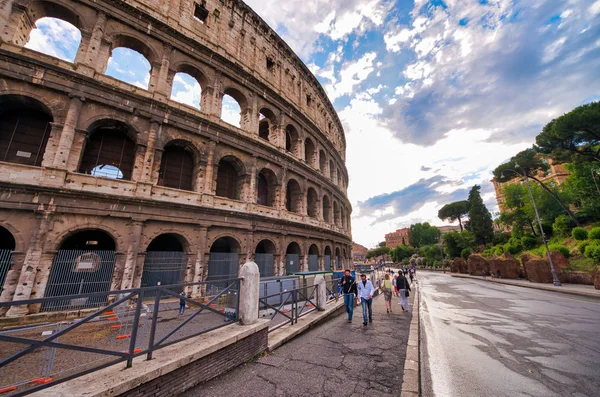 ROME, ITALY - JUNE 2014: Tourists visit Colosseum. The city attr — Stock Photo, Image