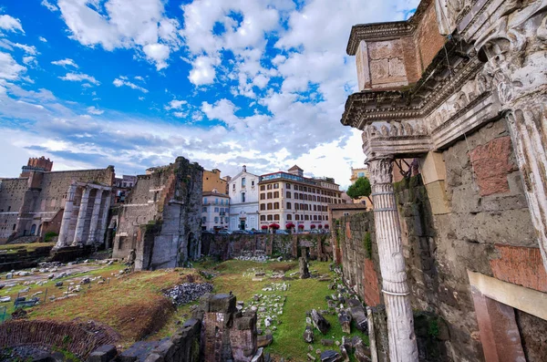 Rome, Italië-juni 2014: toeristen bezoeken keizerlijke fora. De CIT — Stockfoto