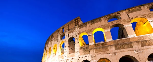 Colosseum om natten i Rom, Italien - Stock-foto