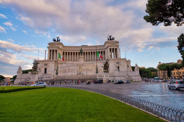 ROMA, ITÁLIA - JUNHO 2014: Turistas visitam a Praça de Veneza. A cidade — Fotografia de Stock