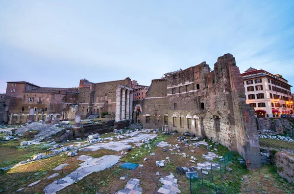 ROMA, ITÁLIA - JUNHO 2014: Os turistas visitam os Fóruns Imperiais. O cito — Fotografia de Stock