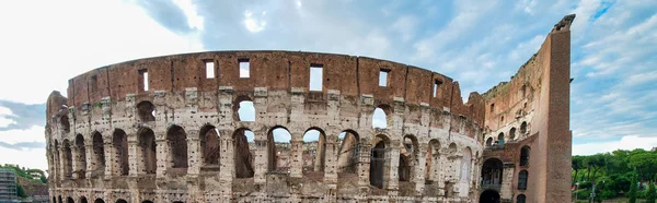 Koloseum za slunečného dne v Římě, Itálie — Stock fotografie