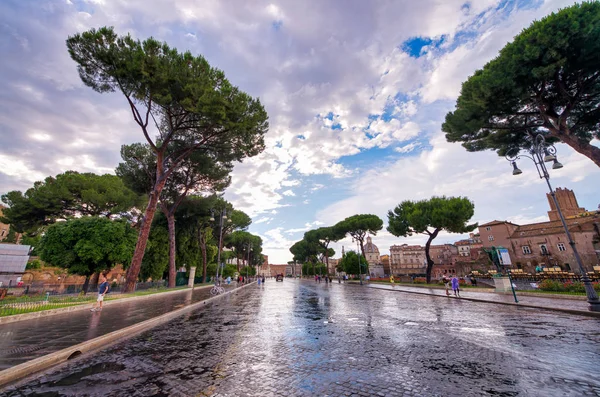 Rzym, Włochy-czerwiec 2014: turyści odwiedzają fora imperialne. CIT. — Zdjęcie stockowe