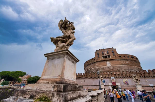 Rom, Italien-juni 2014: turister besöker Saint Angel Castle. Den — Stockfoto