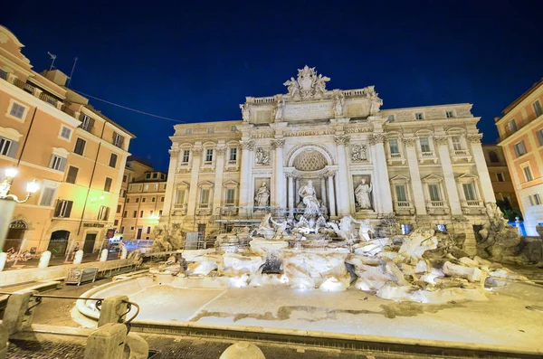 ROME, ITALY - JUNE 2014: Tourists visit Trevi Fountain at dusk. — Stock Photo, Image