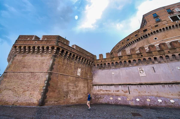 ROME, ITALIE - JUIN 2014 : Les touristes visitent le château Saint-Ange. L ' — Photo