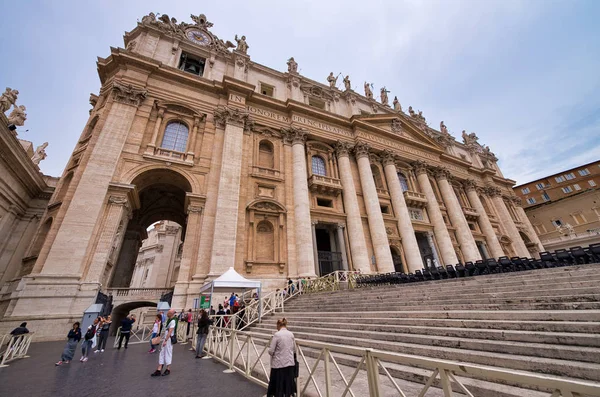 РИМ, ИТАЛИЯ - ИЮНЬ 2014: Туристы посещают площадь Святого Петра в Ватике — стоковое фото