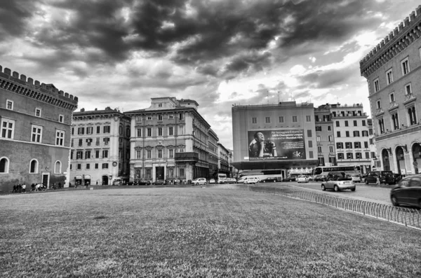 ROME, ITALIE - JUIN 2014 : Les touristes visitent la place de Venise. La ville — Photo