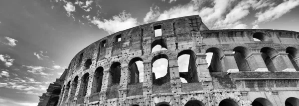 Coliseo en un día soleado en Roma, Italia —  Fotos de Stock