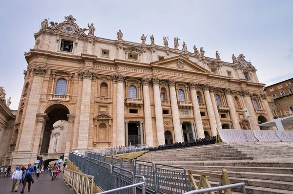 Rom, italien - juni 2014: touristen besuchen st peter platz in vatic — Stockfoto