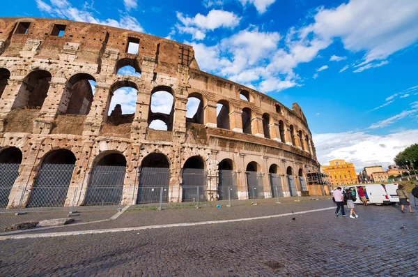 Roma, İtalya - Haziran 2014: Turistler Kolezyum'u ziyaret ediyor. Şehir attr — Stok fotoğraf